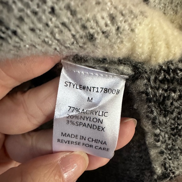 Cozy Grid Pattern Sweater - Picture 3 of 3